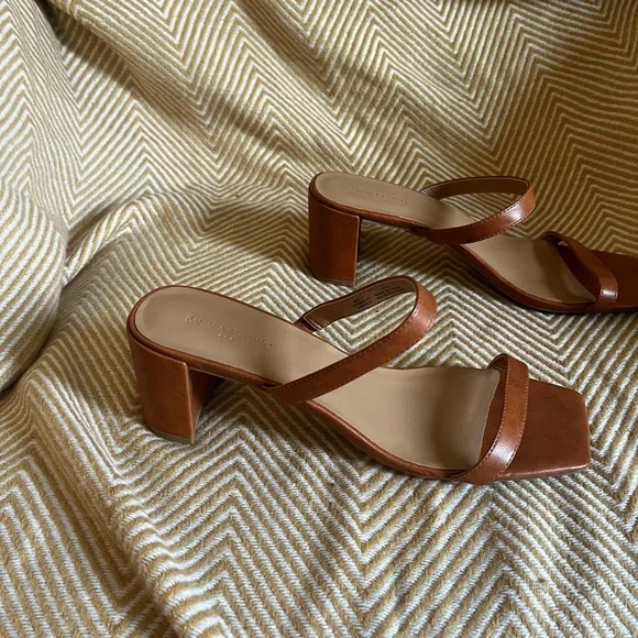 Banana Republic square toe heels NWOT Size 8 - Picture 2 of 2